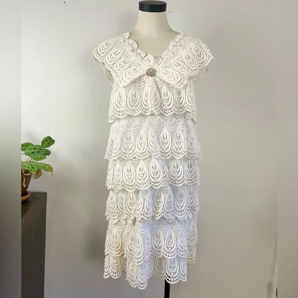 SOLD White Lace Tiered Vintage Dress w/ Pearl Brooch - Picture 5 of 8